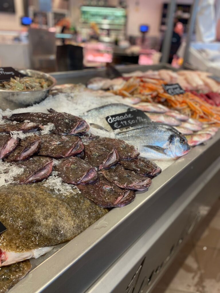 afbeelding van de verse vis op de wekelijkse vismarkt