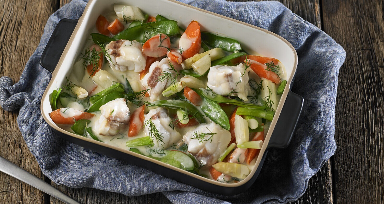 Foto van kabeljauwschotel met frisse voorjaars groenten